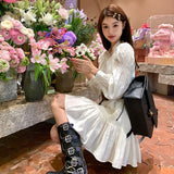 The Autumn Dress Of The Girl Wearing French Folds Sweet Fairy Dress Is Very Thin And Meaty.